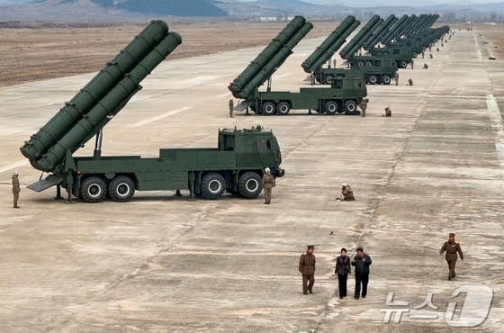 A scene from the firepower strike drill conducted by the Long-Range Artillery Unit of the Korean People\'s Army\'s Western District on March 14 / Rodong Sinmun