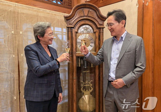Samsung Electronics Chairman Lee Jae-yong and AMD CEO Lisa Su pose for a commemorative photo with drinks in hand at Seungjiwon in Itaewon, Seoul, on Wednesday 2026.3.18 / News1