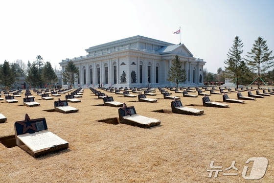 On March 21, Rodong Sinmun, the official newspaper of North Korea’s Workers’ Party, reported that on March 20, officials from the Central Committee of the Workers’ Party of Korea and the Ministry of National Defense planted grass at the Heroes’ Cemetery within the Memorial Hall for Combat Merits in Overseas Military Operations, in the presence of Central Committee secretaries such as Kim Jae-ryong and Ri Il-hwan, as well as senior officials from the Ministry of National Defense / Rodong Sinmun