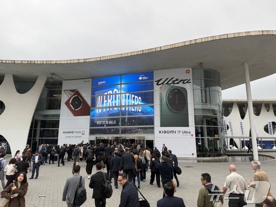 On Wednesday, advertisements for Chinese companies Xiaomi and Huawei were displayed at the main entrance of the MWC26 exhibition hall on Passeig de Gràcia in Barcelona, Spain 2026.03.04 / News1