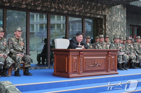 Kim Jong Un, General Secretary of North Korea\'s Workers\' Party, inspecting a special forces training exercise / Rodong Sinmun