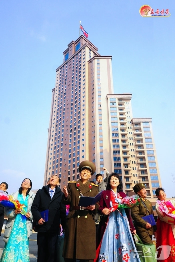 On March 20, Rodong Sinmun, the official newspaper of North Korea’s Workers’ Party, highlighted Saebyeol Street—a housing complex built in Pyongyang for the families of soldiers deployed to Russia—and reported that the North Korean system is a world of great love and loyalty / Rodong Sinmun