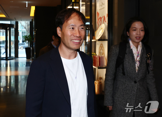 Kim Seong-hoon, CEO of Upstage, is on his way to a breakfast meeting with Lisa Su, CEO of AMD, at a hotel in Seoul on Thursday morning 2026.3.19 / News1