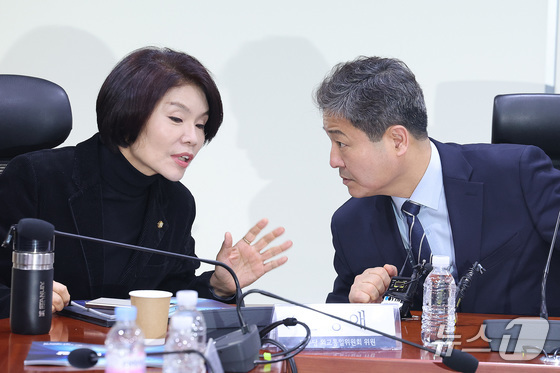 Han Jeong-ae, Chairwoman of the Policy Committee of the Democratic Party of Korea, and Kim Young-bae, Secretary of the Foreign Affairs and Unification Committee, are conversing at a party-government meeting regarding the Iran situation held at the National Assembly Members\' Office Building in Yeouido, Seoul, on Tuesday 2026.3.3 / News1
