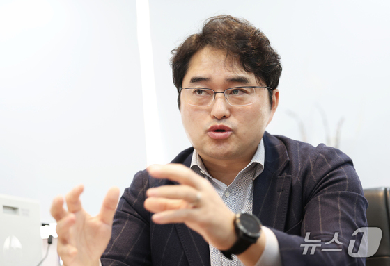 Lee Chang-jae, CEO of Daewoong Pharmaceutical, is explaining disease risk prediction and smart bedside prescriptions using digital healthcare in an interview with News1 2026.3.23 / News1