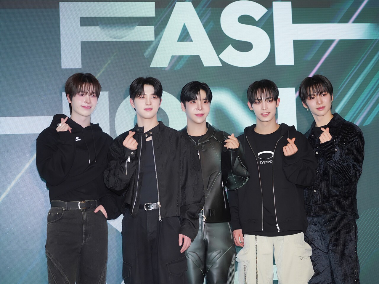 사진= ‘2026 F/W 패션코드(FASHION KODE)’ 두번째 패션쇼 모노포비아(MONOPHOBIA) 포토콜 보이그룹 제니스