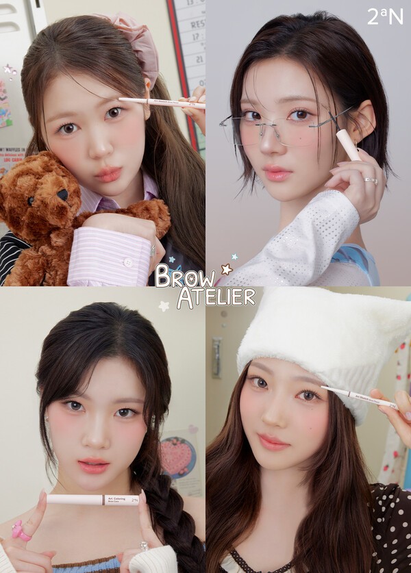 이미지 = 투에이엔 모델 하츠투하츠 예온, 지우, 주은, 스텔라가 브로우 아뜰리에 컬렉션 제품을 들고 포즈를 취하고 있다_출처_투에이엔