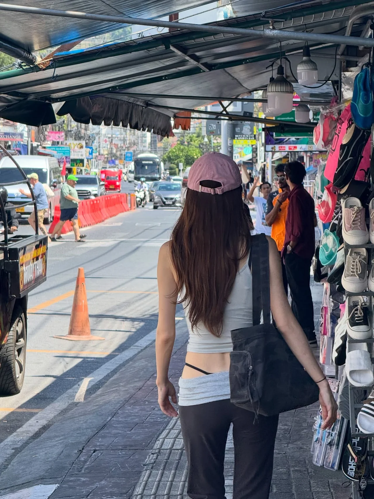 Jogger pant styling | Folding the waistband into a low-rise silhouette gives the look a trendy edge. /Photo=Kim Bora Instagram