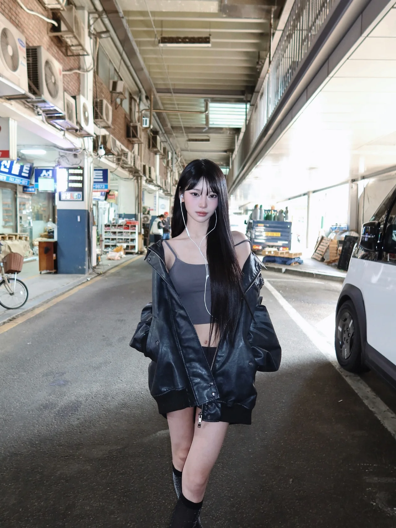 Oversized black leather jacket + gray cropped strap top + black biker shorts + glitter sock boots /Photo: Im Yoon-seo Instagram