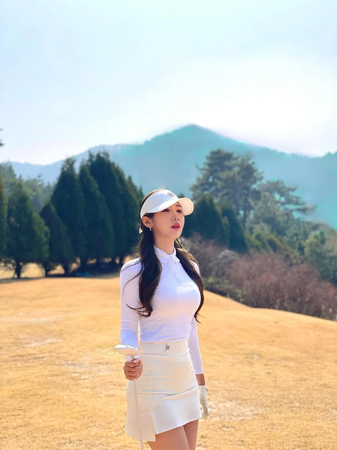 &nbsp;     All-white spring round look: white long-sleeve half-zip top, wrap mini skirt and sun visor / Photo: Moon Jin-hee on Instagram