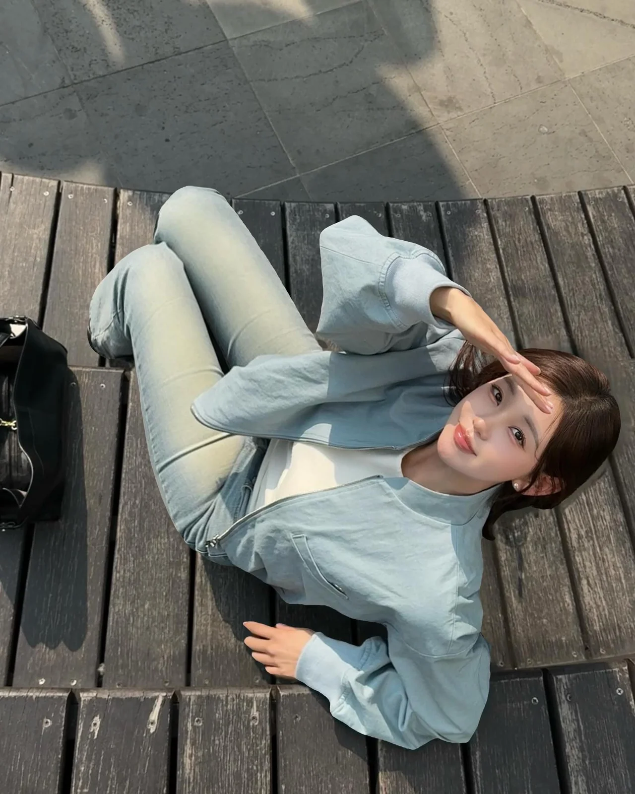 &nbsp;     Black shoulder bag | A sleek black leather bag that grounds the pastel palette / Photo: Kim Yoon-hee Instagram