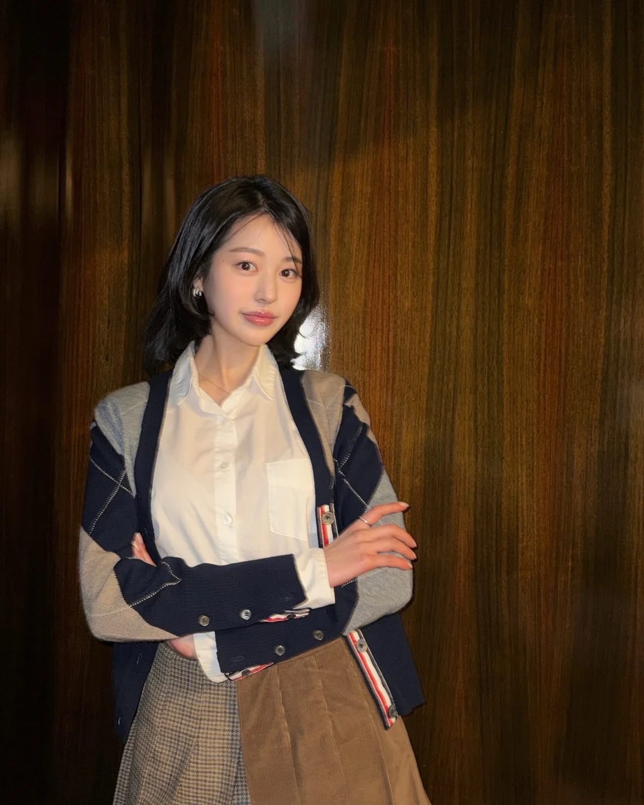 Stripe-accent look | Red lines on the sleeves and waist give the outfit its focal points / Photo: Jang Da-a’s Instagram