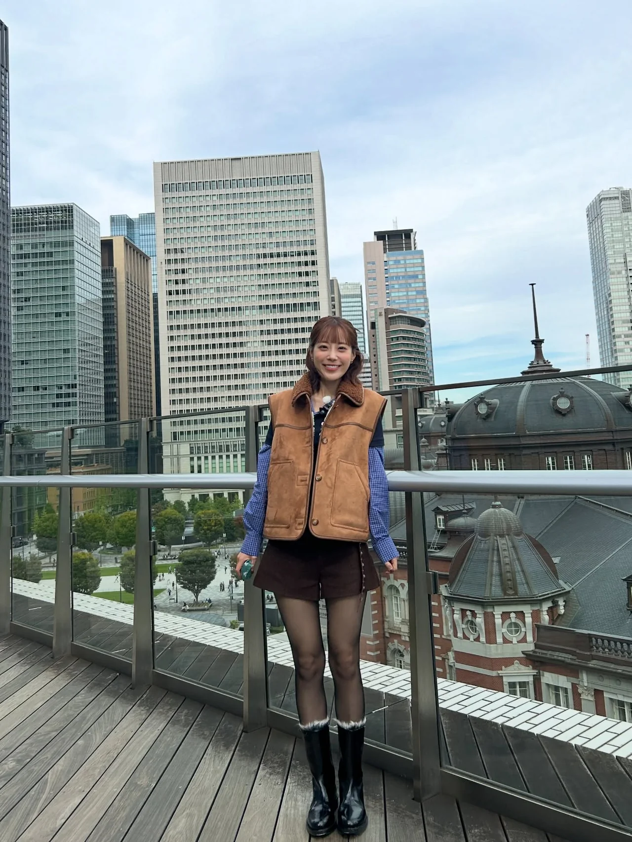Shearling vest | Warmth from the pairing of shearling lining and brown suede /Photo: Heo Youngji\'s Instagram