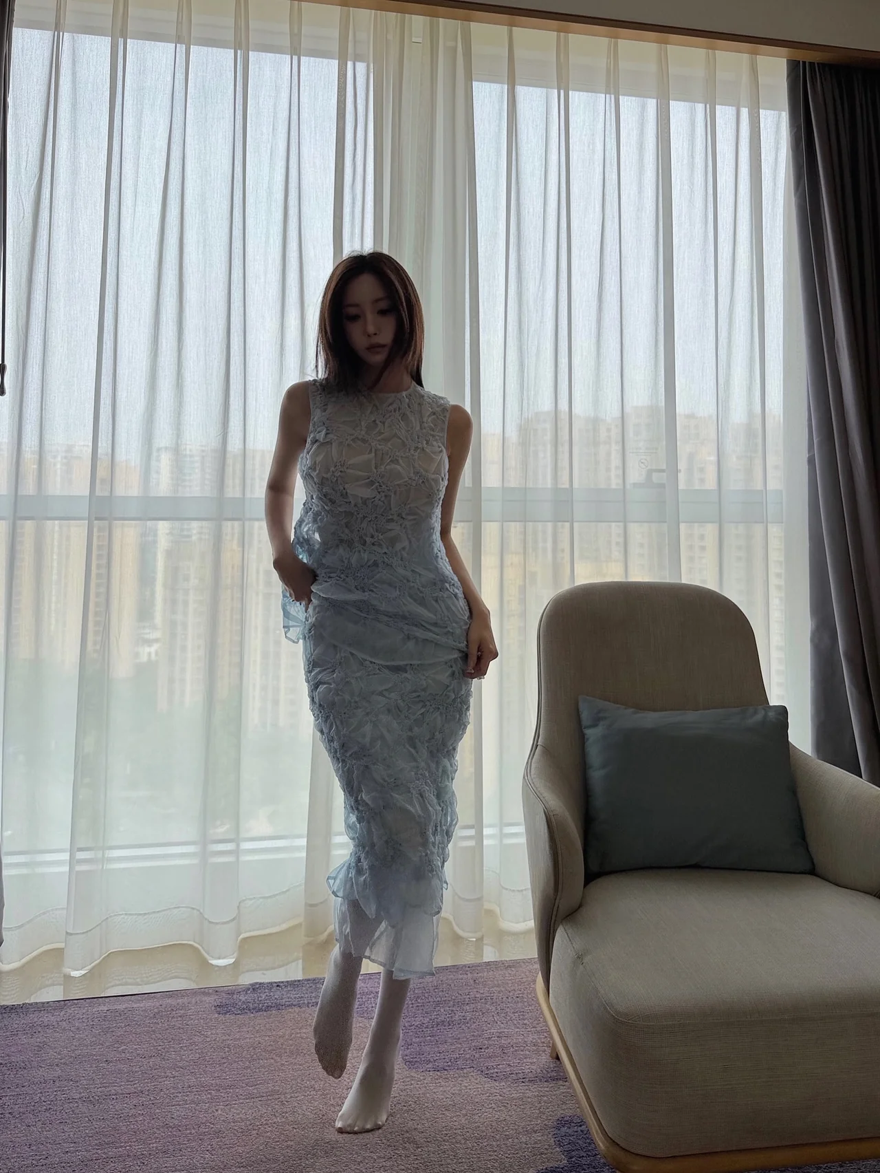 How Hyo-min Transformed the Blue-Gray Dress into a Fashion Statement