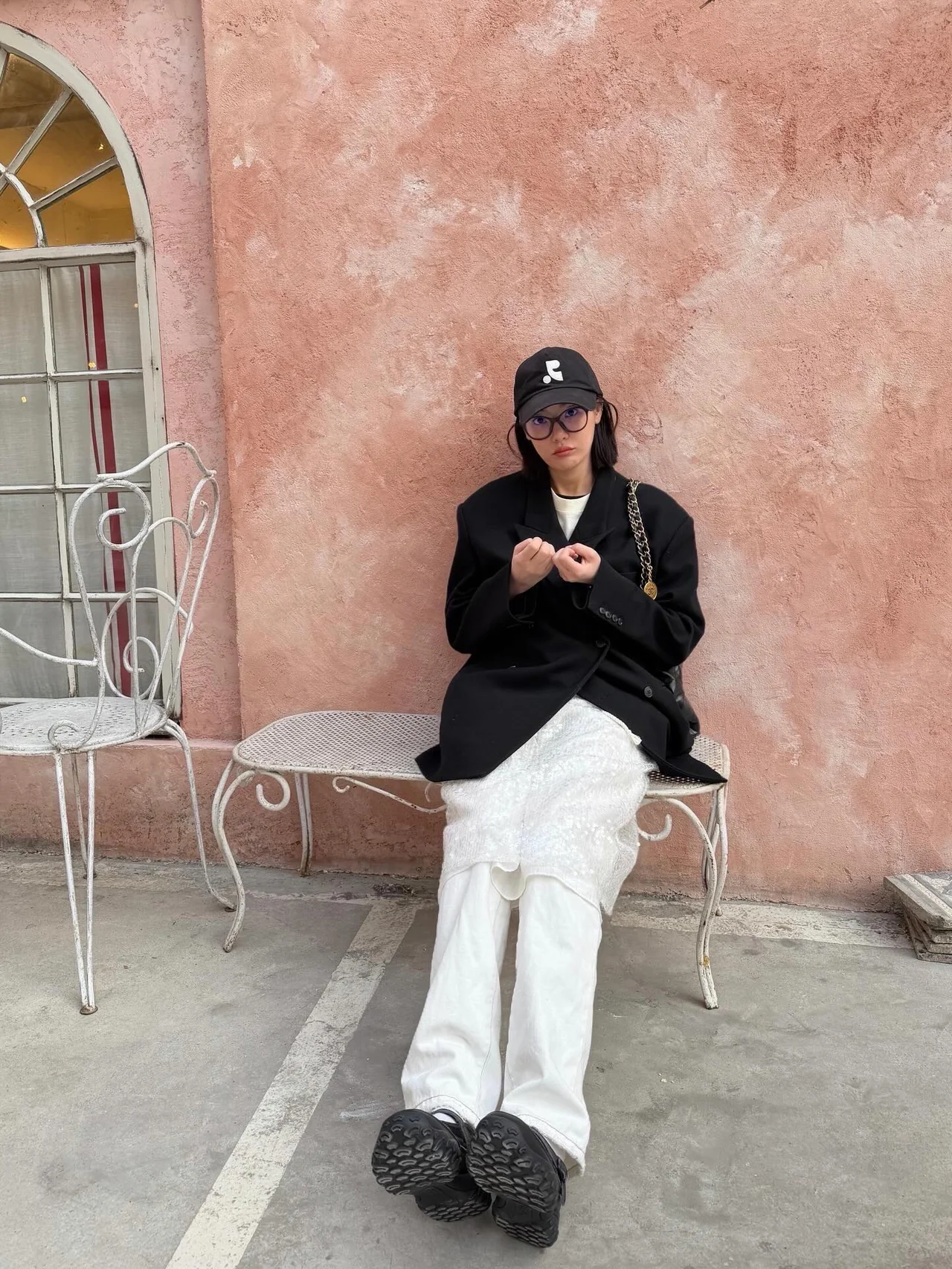 Oversized jacket and baseball cap | A mix-and-match look pairing a formal jacket with a casual hat / Photo: Joo-yeon Lee, Instagram