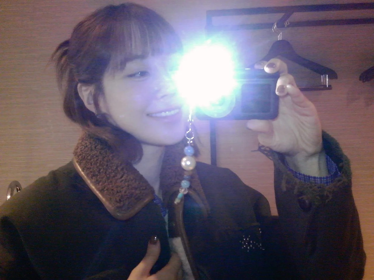 Vintage selfie | A mirror shot using flash to create a dreamy mood /Photo: Heo Youngji\'s Instagram