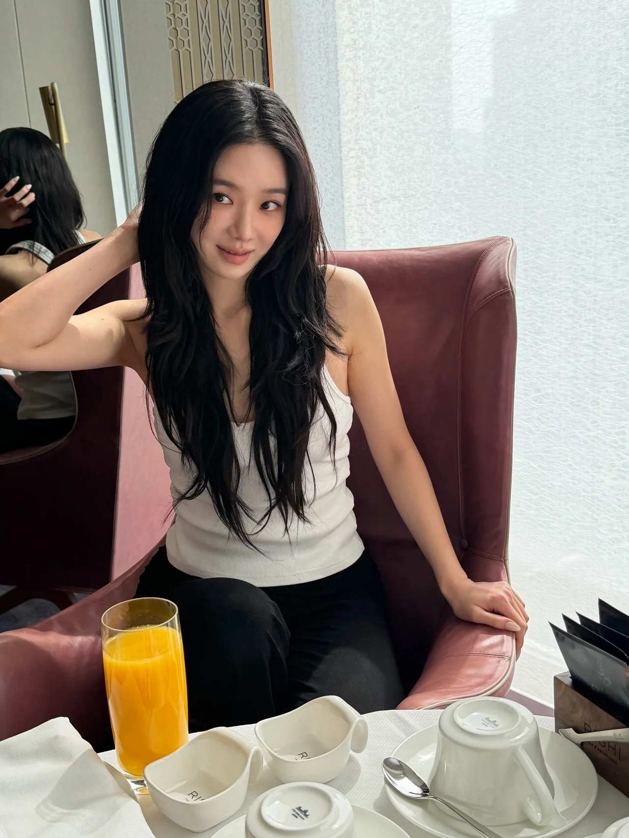 &nbsp;     Miyeon’s romantic long hair in bright blonde waves. (Photo: Miyeon Instagram)
