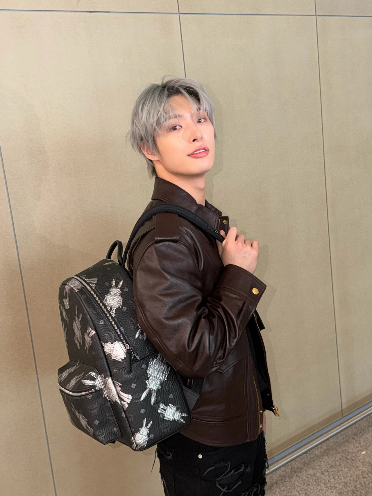 ATEEZミンギの空港ファッションが話題…個性派バックパックで魅せた最旬