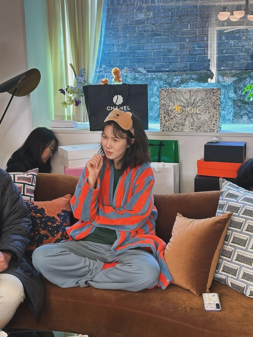 Striped robe | An easy look featuring bold orange and blue / Photo=Gong Min-jeong Instagram