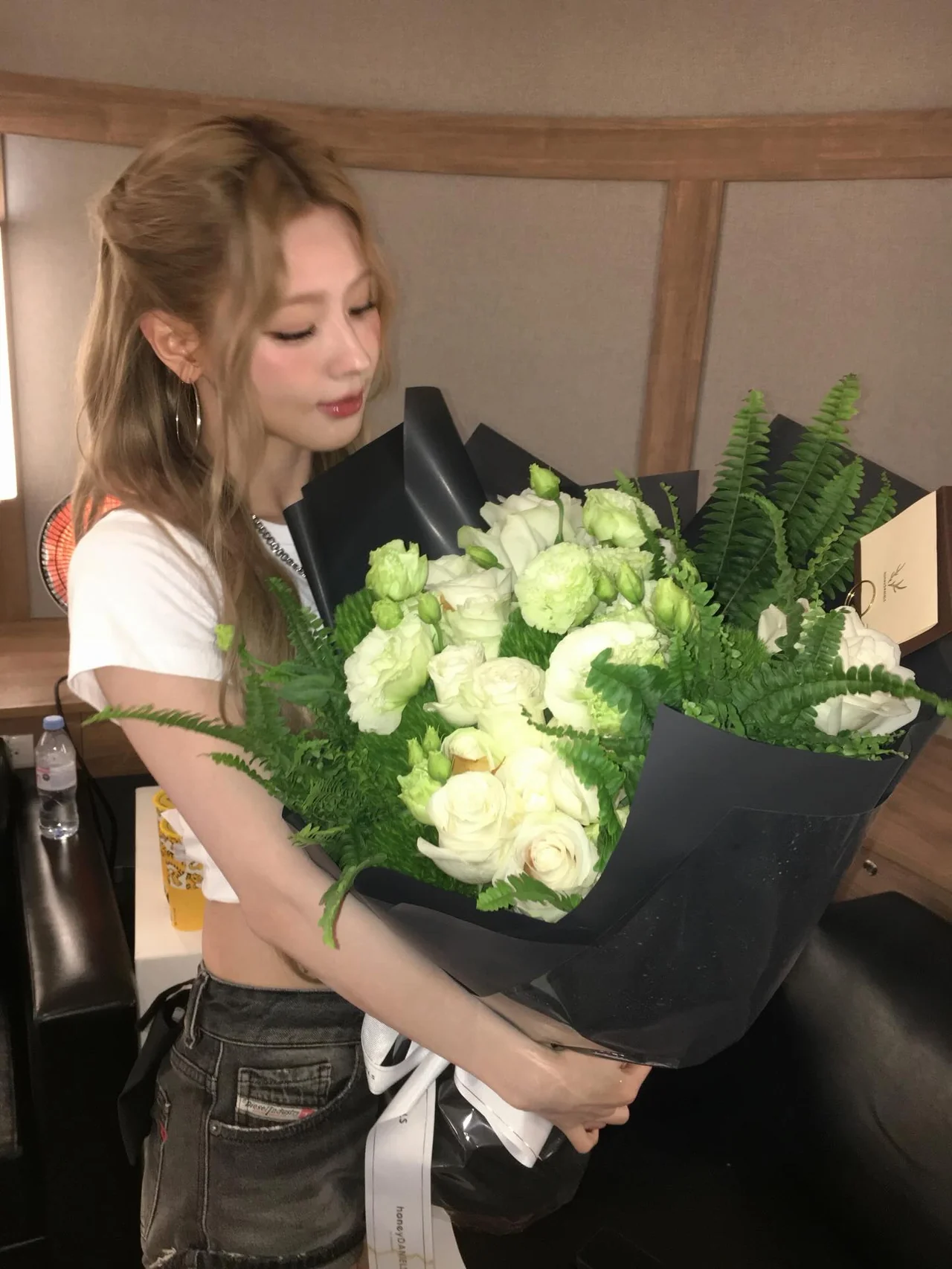 White lisianthus bouquet | Black wrapping contrasts with white-toned blooms for a chic vibe / Photo: Miyeon’s Instagram