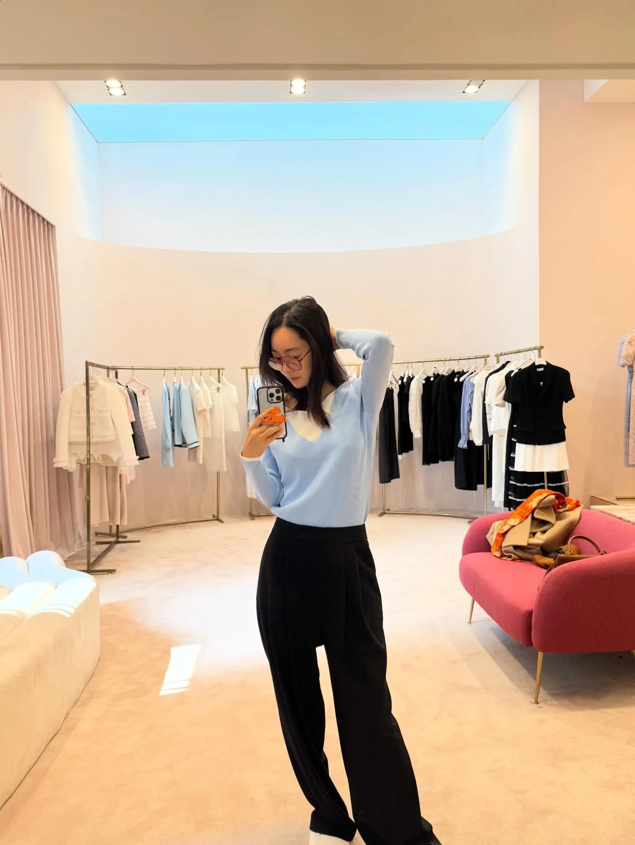 &nbsp;     Sky-blue V-neck knit | A sky-blue knit with white trim creates a neat, refreshing mood /Photo: Seo Hyo-rim\'s Instagram