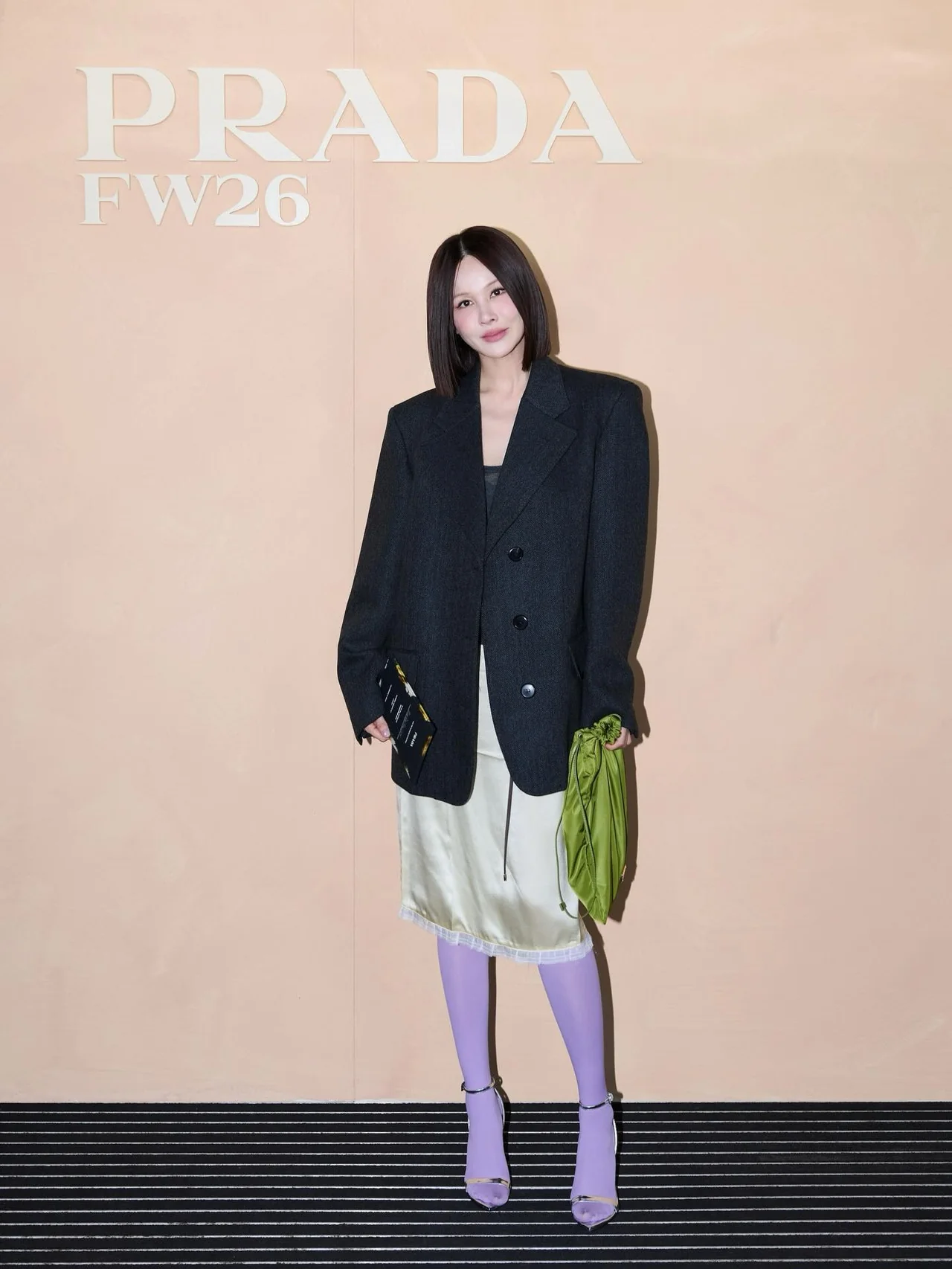 Long blazer styling | A minimal inner layer paired with bright leggings adds surprising contrast / Photo: Ivy’s Instagram