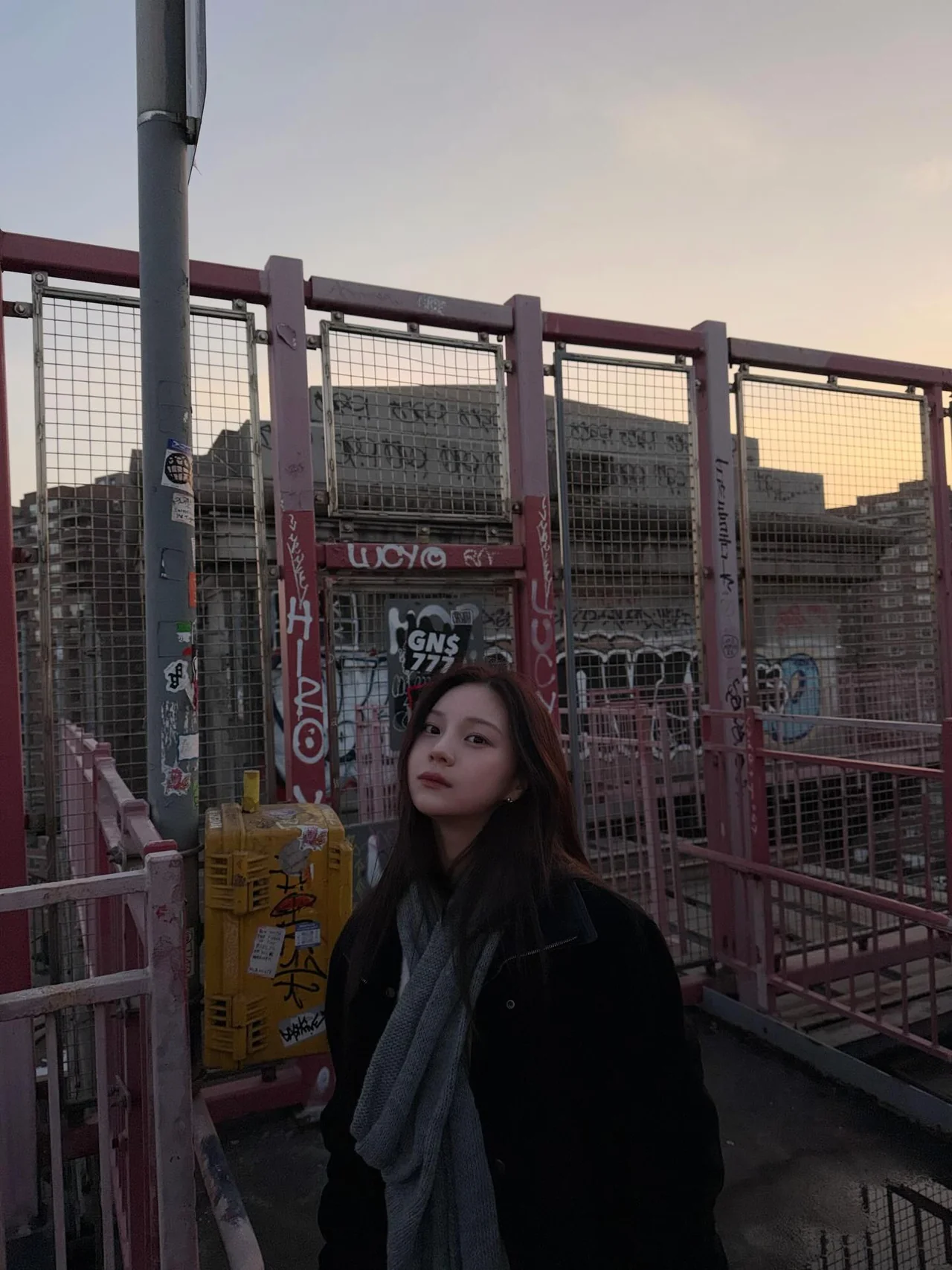 &nbsp;     All-black jacket & gray scarf | City look: chic black outerwear accented with a soft gray scarf / Photo: Umji\'s Instagram