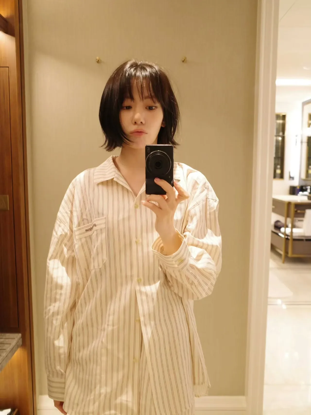 &nbsp;     Sitting on the hotel floor, Sakura snapped an easy, put-together mirror selfie in her cream-striped pajama set. /Photo=Sakura Instagram
