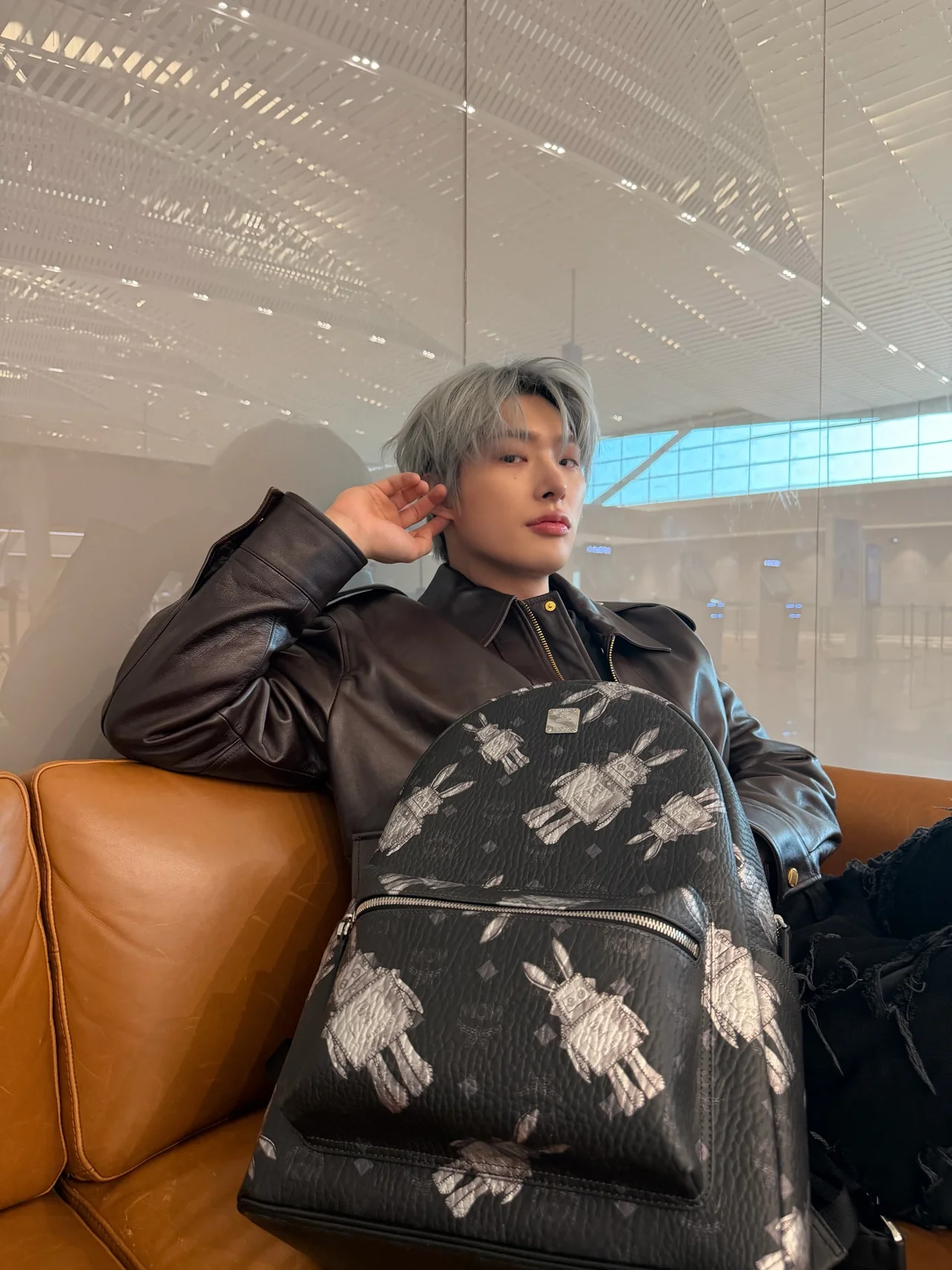 ATEEZミンギの空港ファッションが話題…個性派バックパックで魅せた最旬