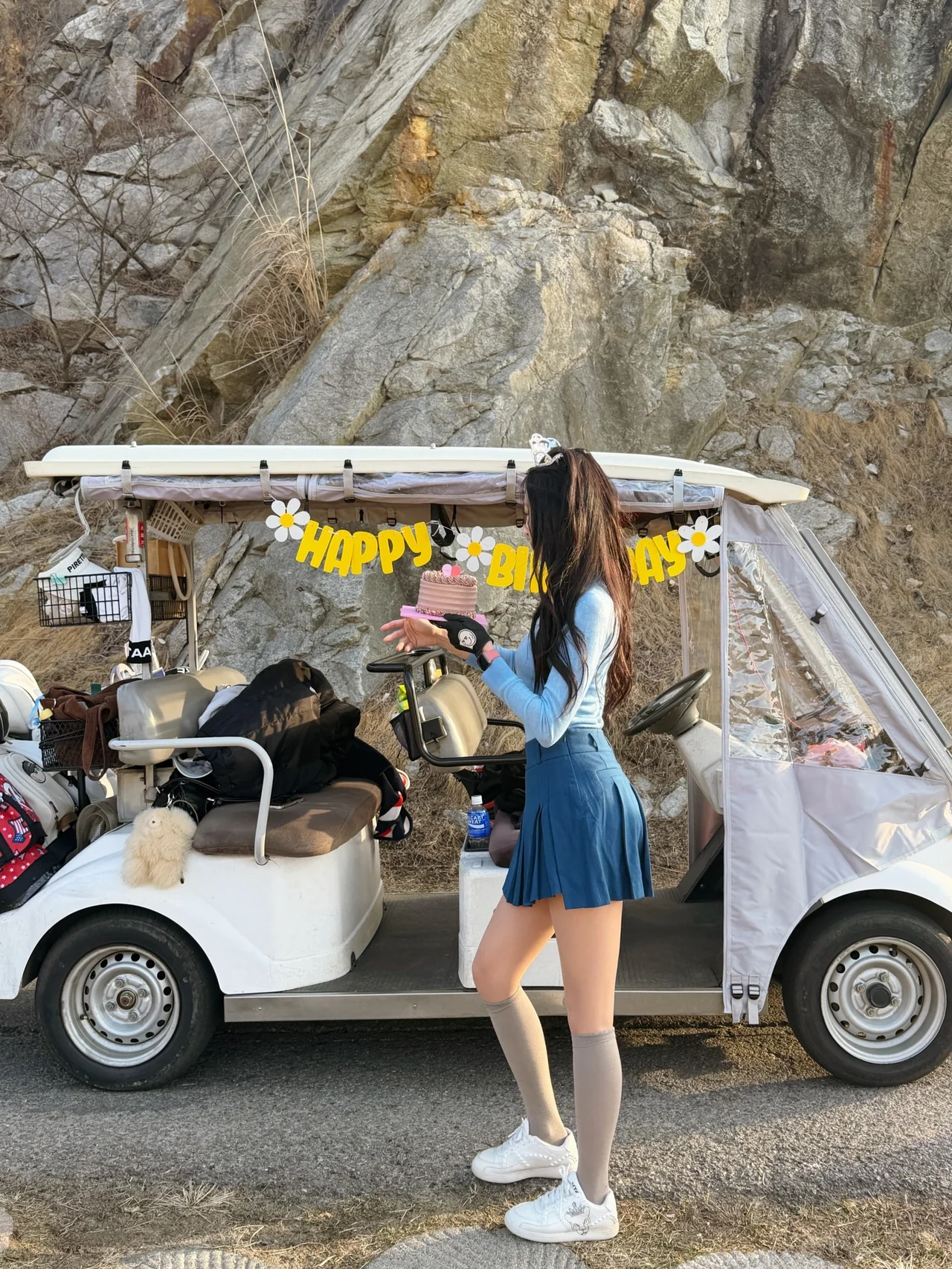 &nbsp;     Spring golf look: light-blue top, blue pleated mini skirt, gray knee socks and white sneakers / Photo: Park Ji-won on Instagram