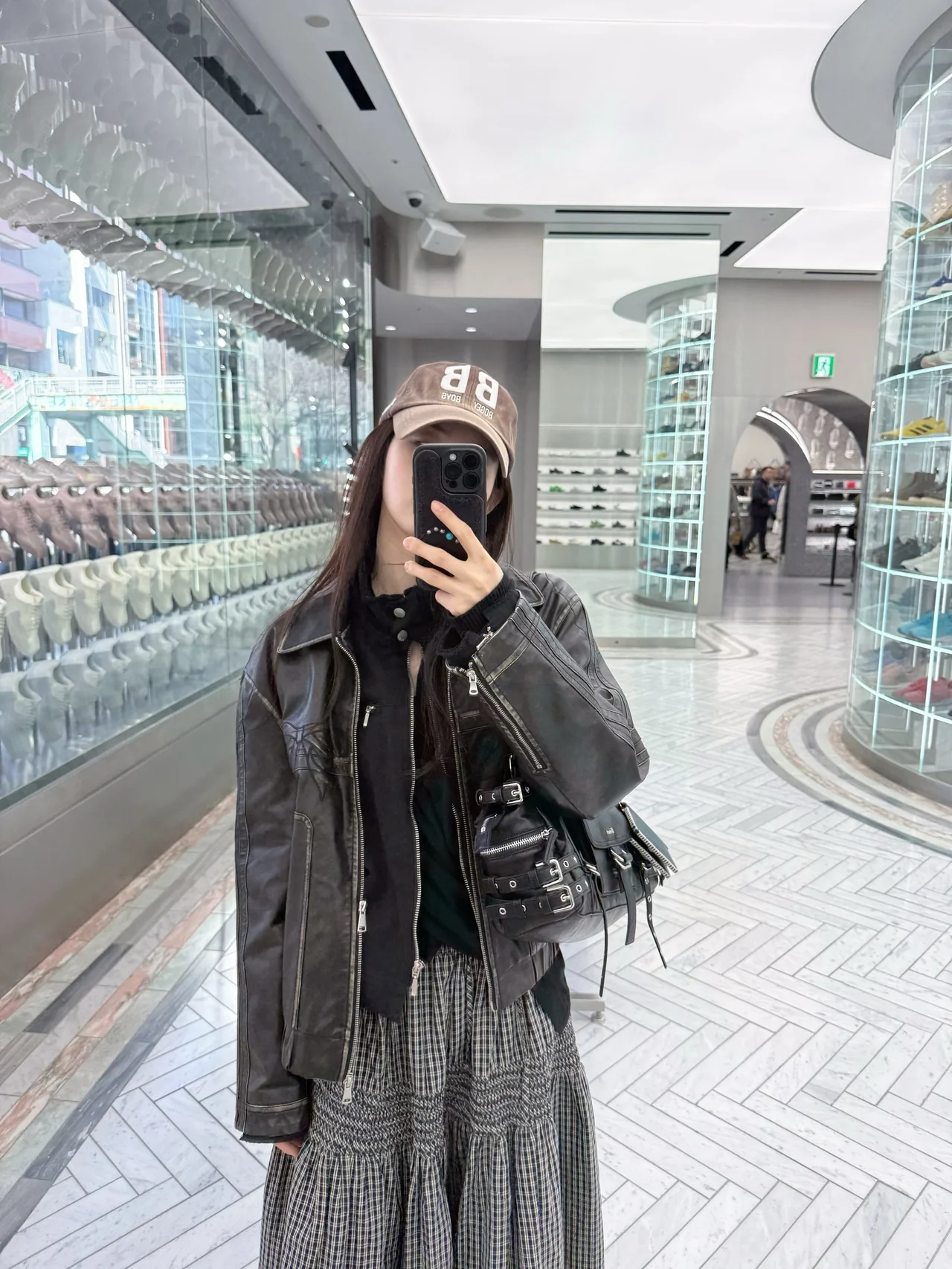 Vintage baseball cap | Brown cap with an embroidered logo and a lived-in wash / Photo: Cynthia\'s Instagram