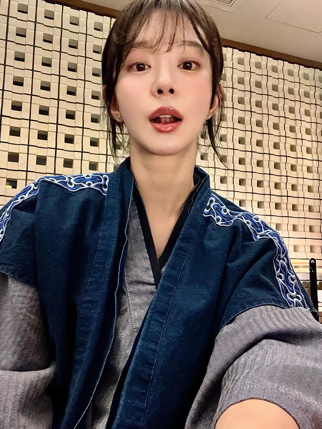 &nbsp;     Natural makeup | Fresh, dewy glossy lip that complements loungewear /Photo: Lee Joo-bin Instagram