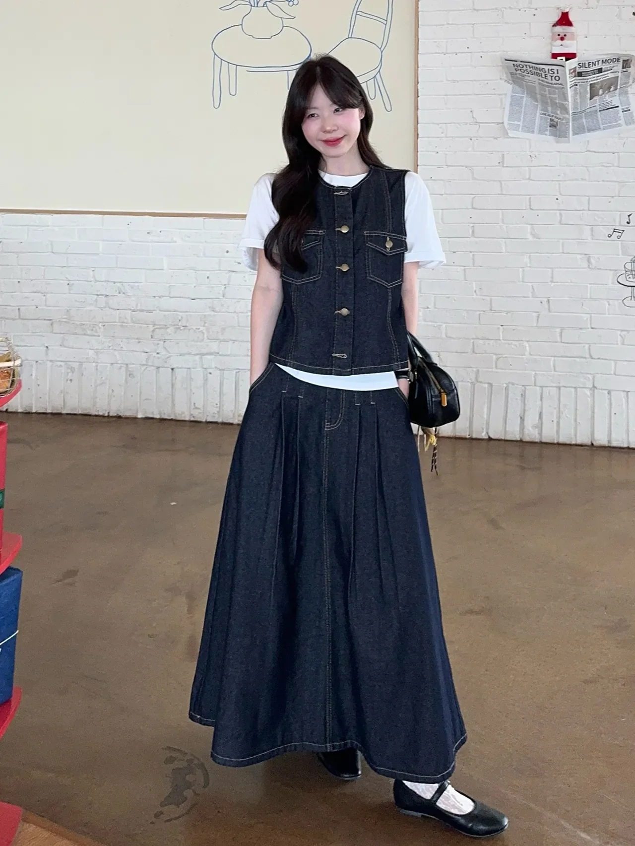 &nbsp;     The classic first-day look: a vintage-washed denim vest and maxi flare skirt set / Photo: DAZY (DAZY)