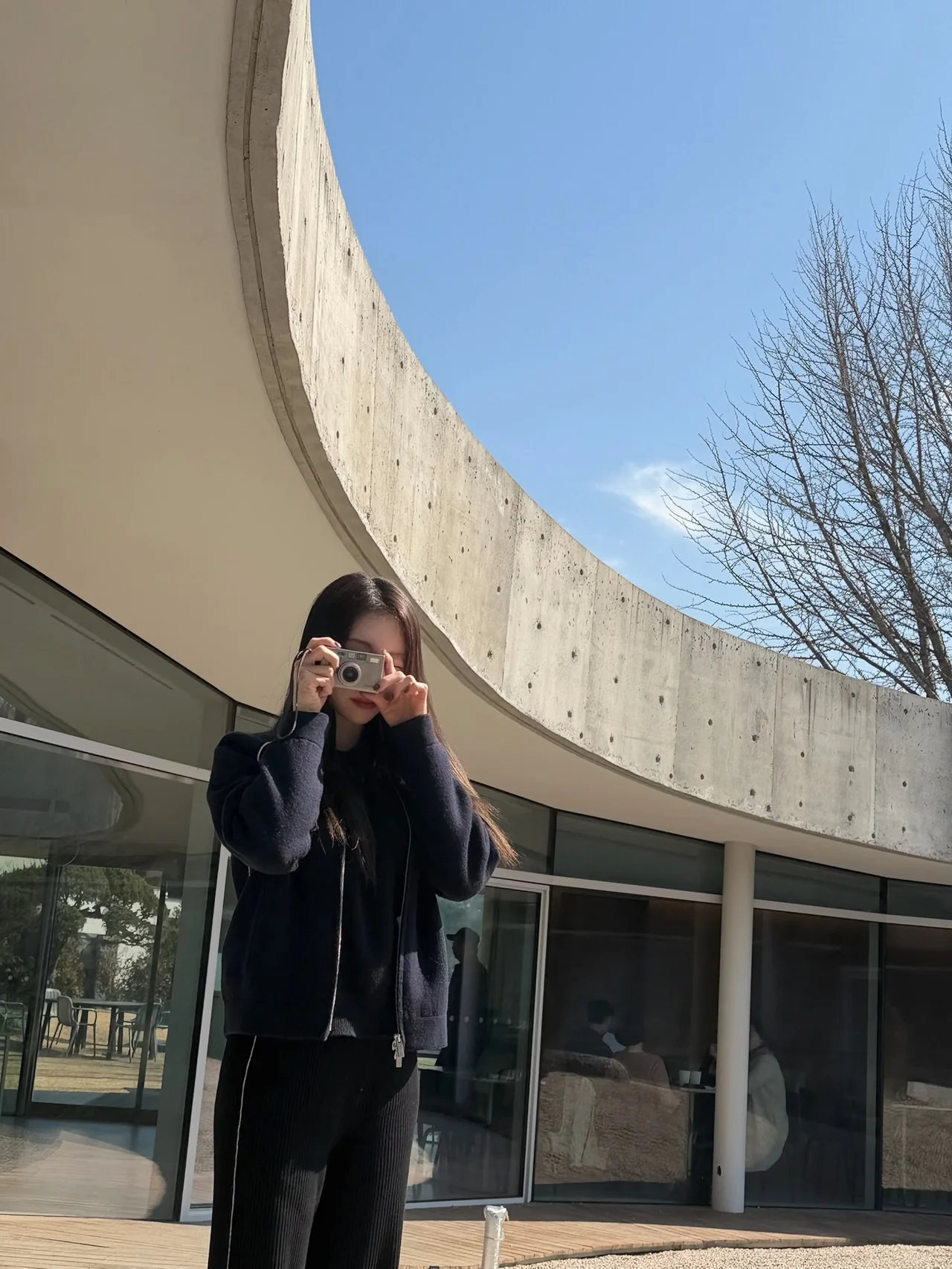 Zip-up knit | A daily outer layer that adds minimal sensibility to a comfortable silhouette / Photo: BBGurl Eunji Instagram