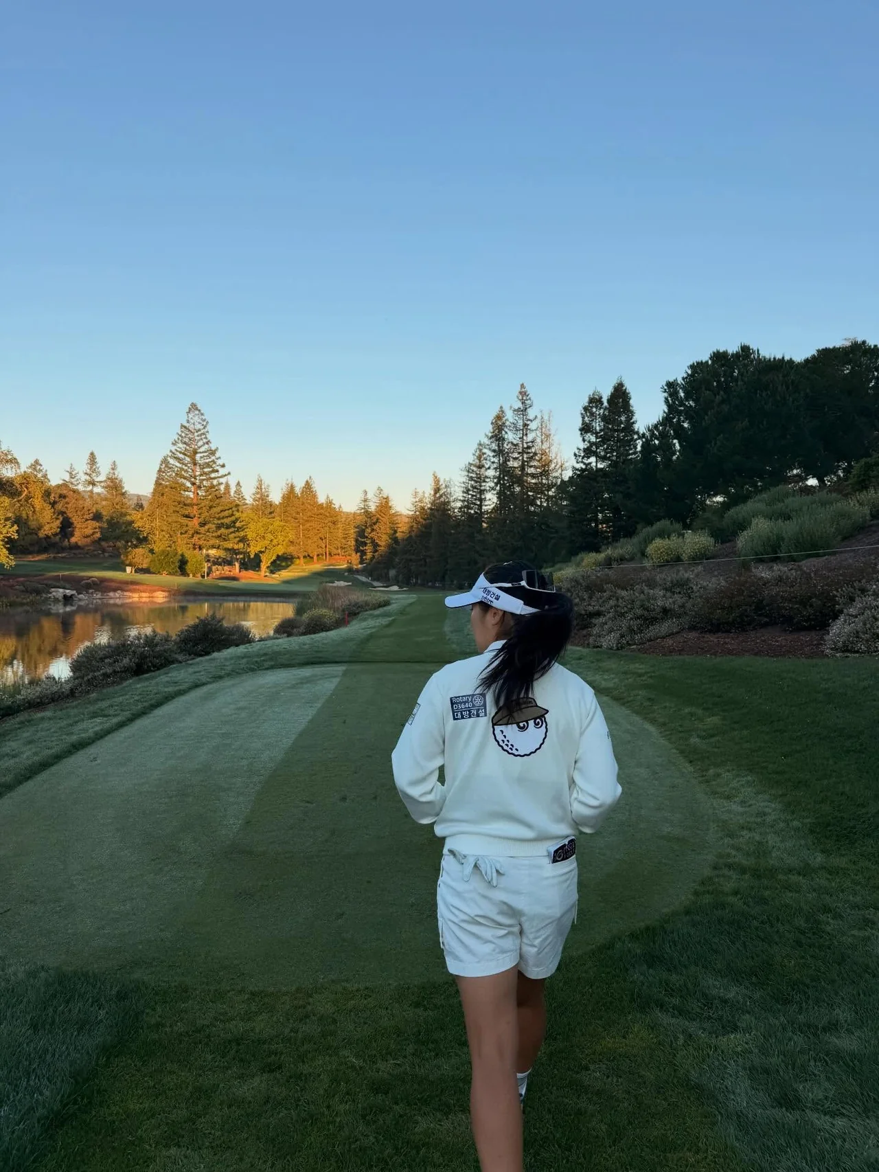 &nbsp;     White character sweatshirt + white golf shorts + white visor /Photo: Lee Jeong-eun6’s Instagram