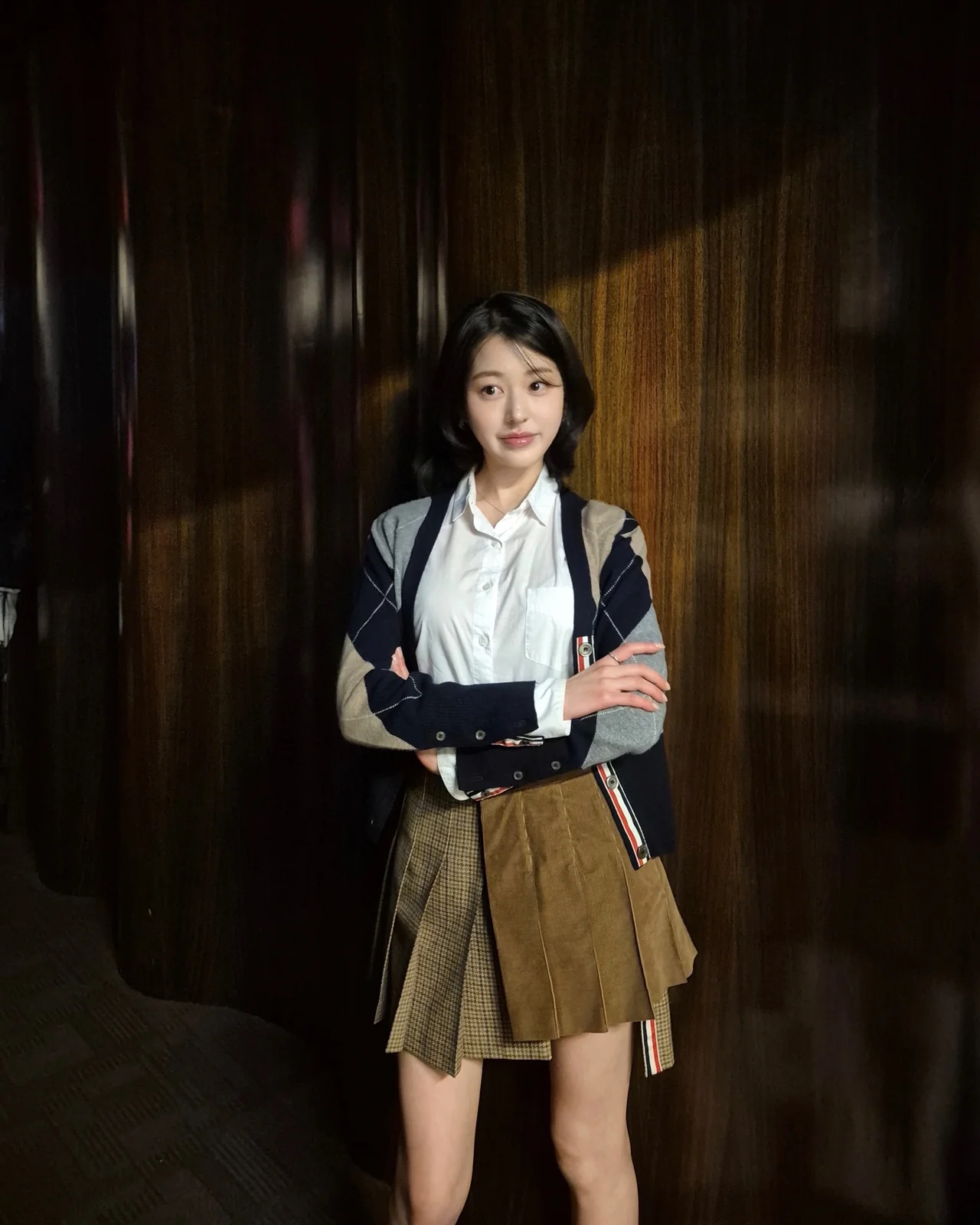 Unbalanced mini skirt | The bottom mixes checks and solid color blocking for a unique touch / Photo: Jang Da-a’s Instagram