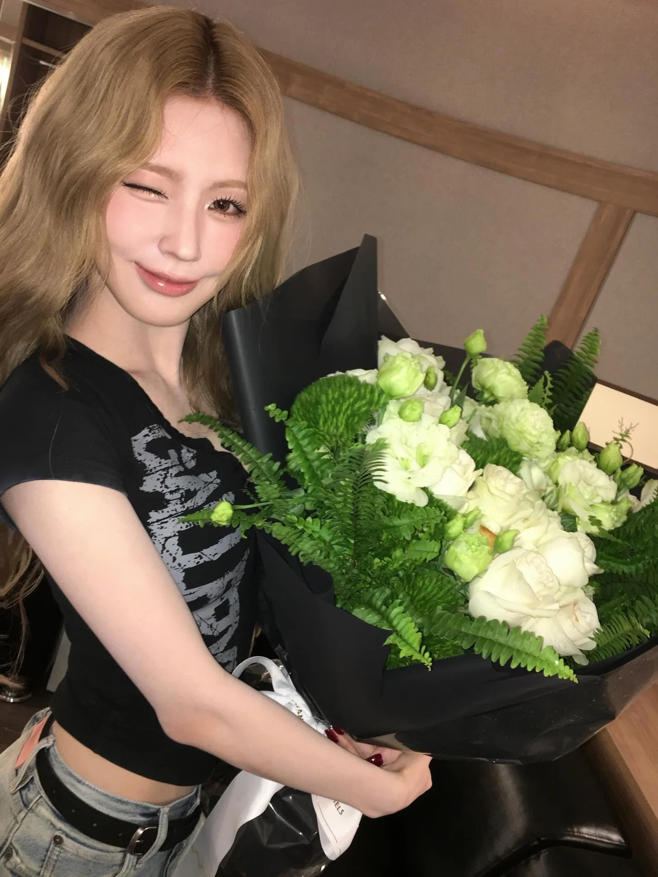 Blue & white flower box | Cool-toned flowers paired with beauty items in a harmonious gift box / Photo: Miyeon’s Instagram
