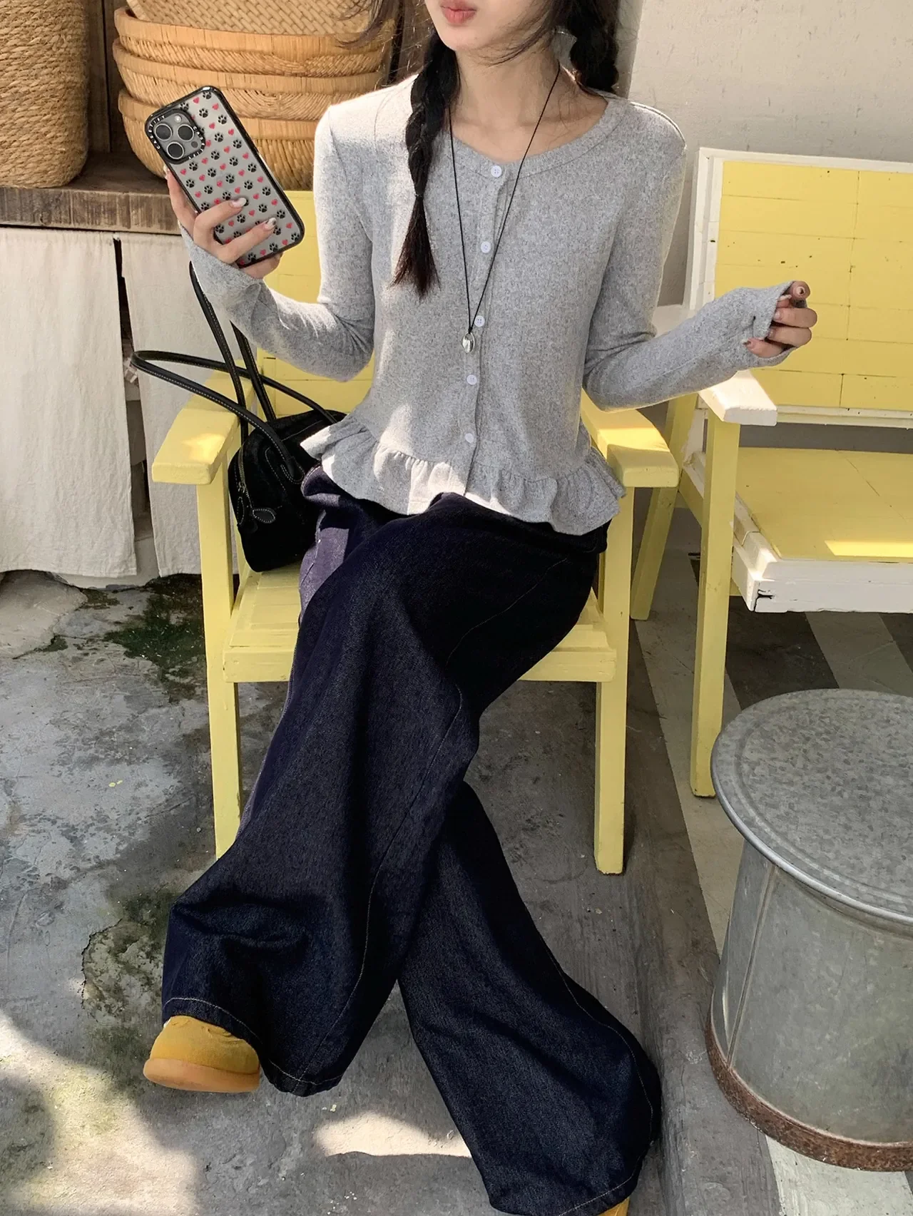 &nbsp;     A ruffle-trim gray top that looks effortless at any cherry-blossom spot / Photo: DAZY (DAZY)