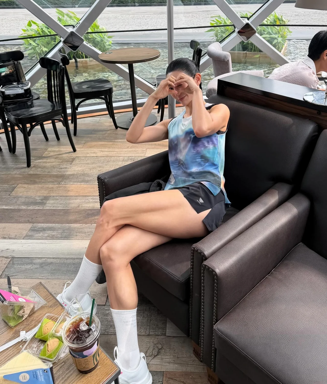 &nbsp;     Running shoes & socks | Shoes and socks styled in white for a unified look / Photo: Kim Ji-eun\'s Instagram