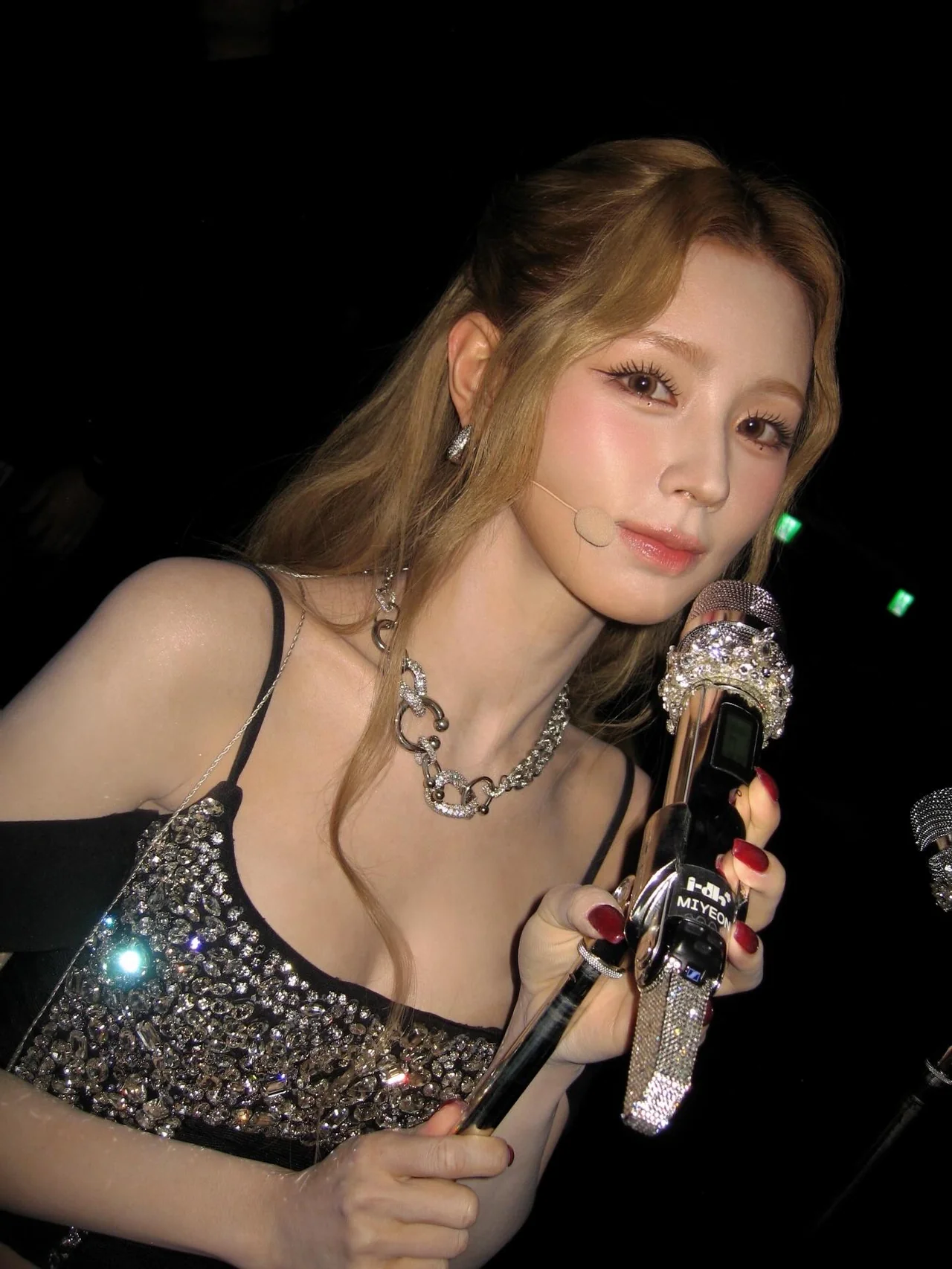 Custom microphone | Lavish silver-bead embellishments that command the stage / Photo: Miyeon’s Instagram