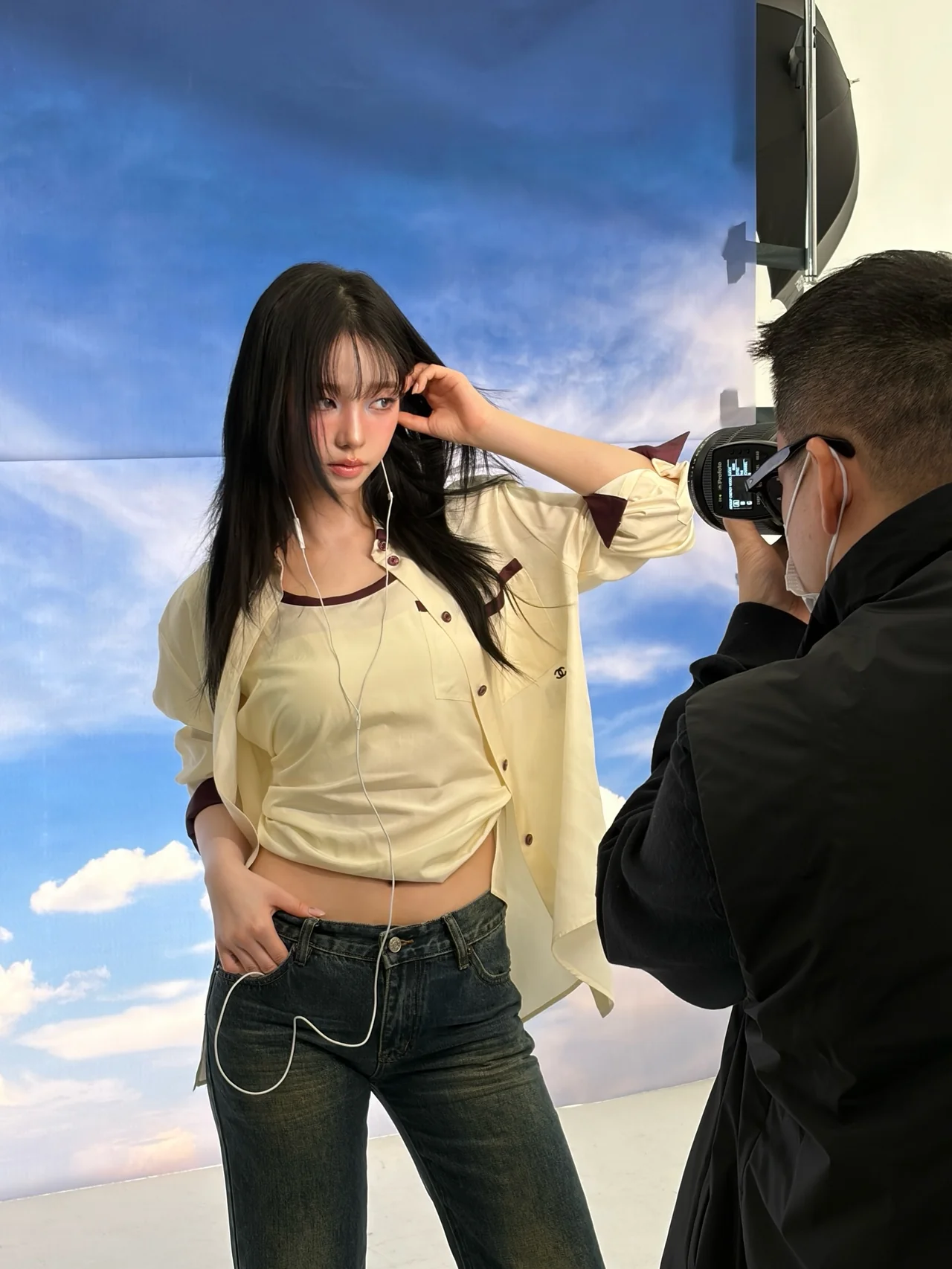 aespa・カリナ、難易度高い“デニムオンデニム”を完璧着こなし…ブルー