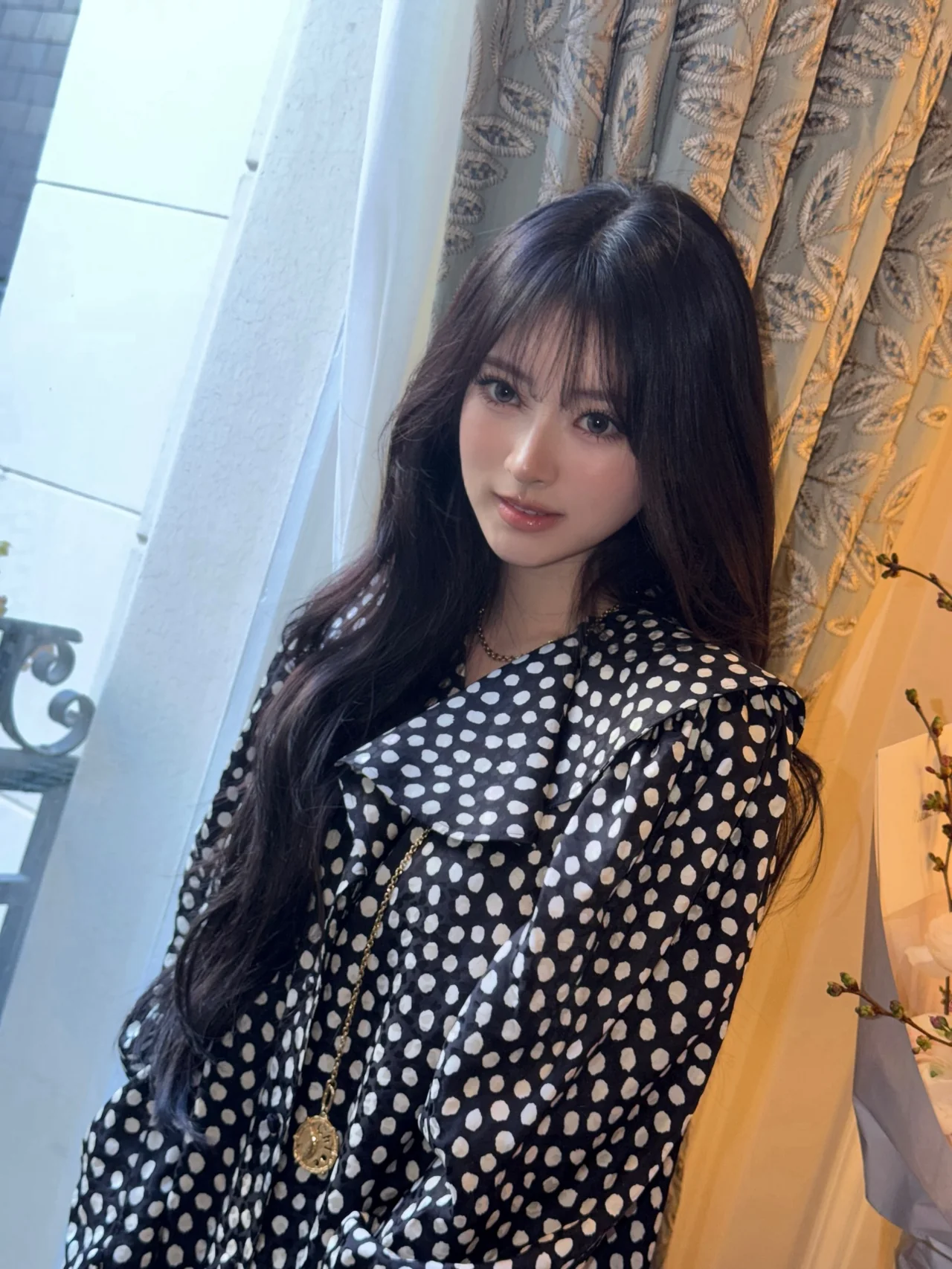 Anna shows a look that pairs a Chloé Paddington bag with a black polka-dot dress. /Photo: MEOVV Instagram