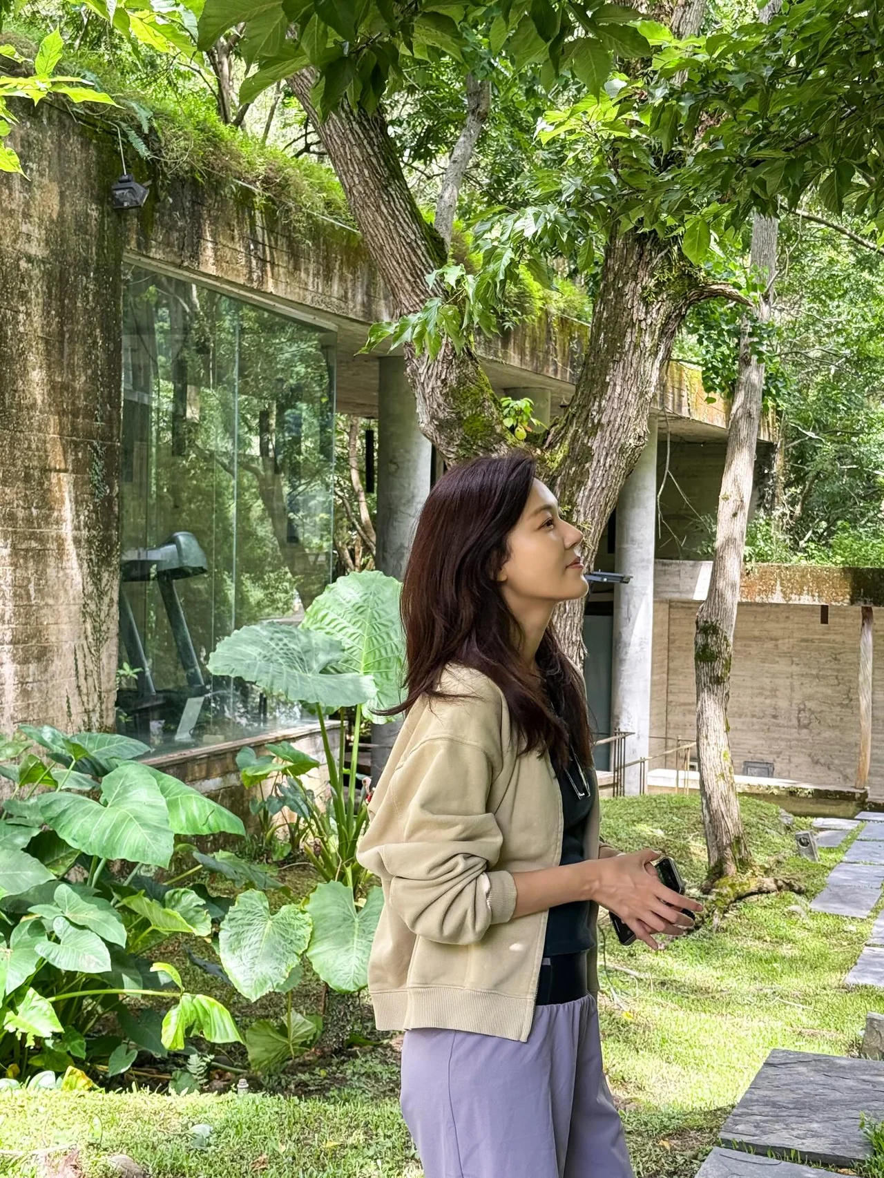 How to Style a Beige Bomber Jacket with Lavender Pants: Kim Ha-neul’s Off-Duty Fashion Tips