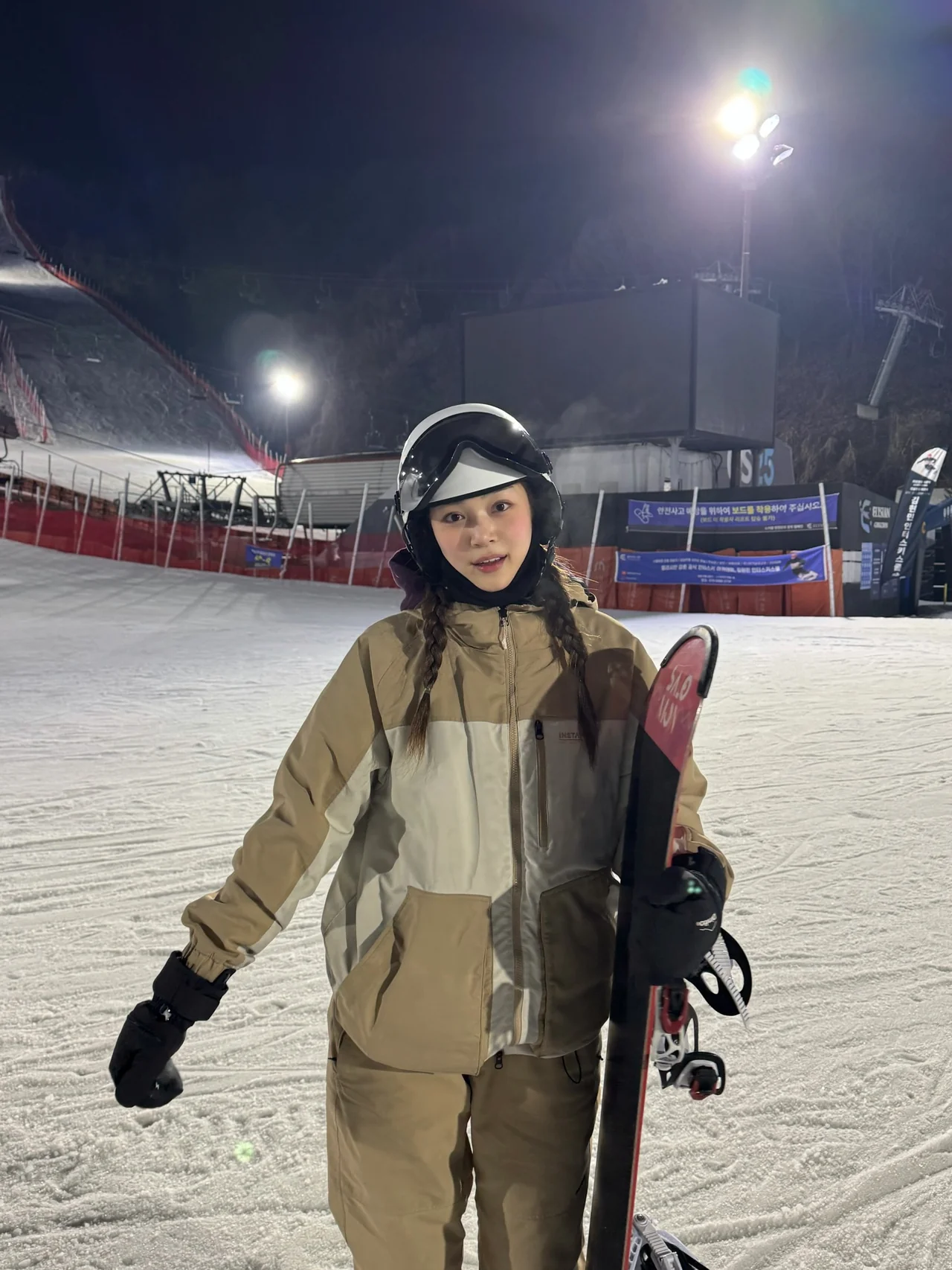 &nbsp;     #SnowboardLook #NightBoarding | A winter sports look that nails both function and cool factor /Photo=Han Jae-in Instagram