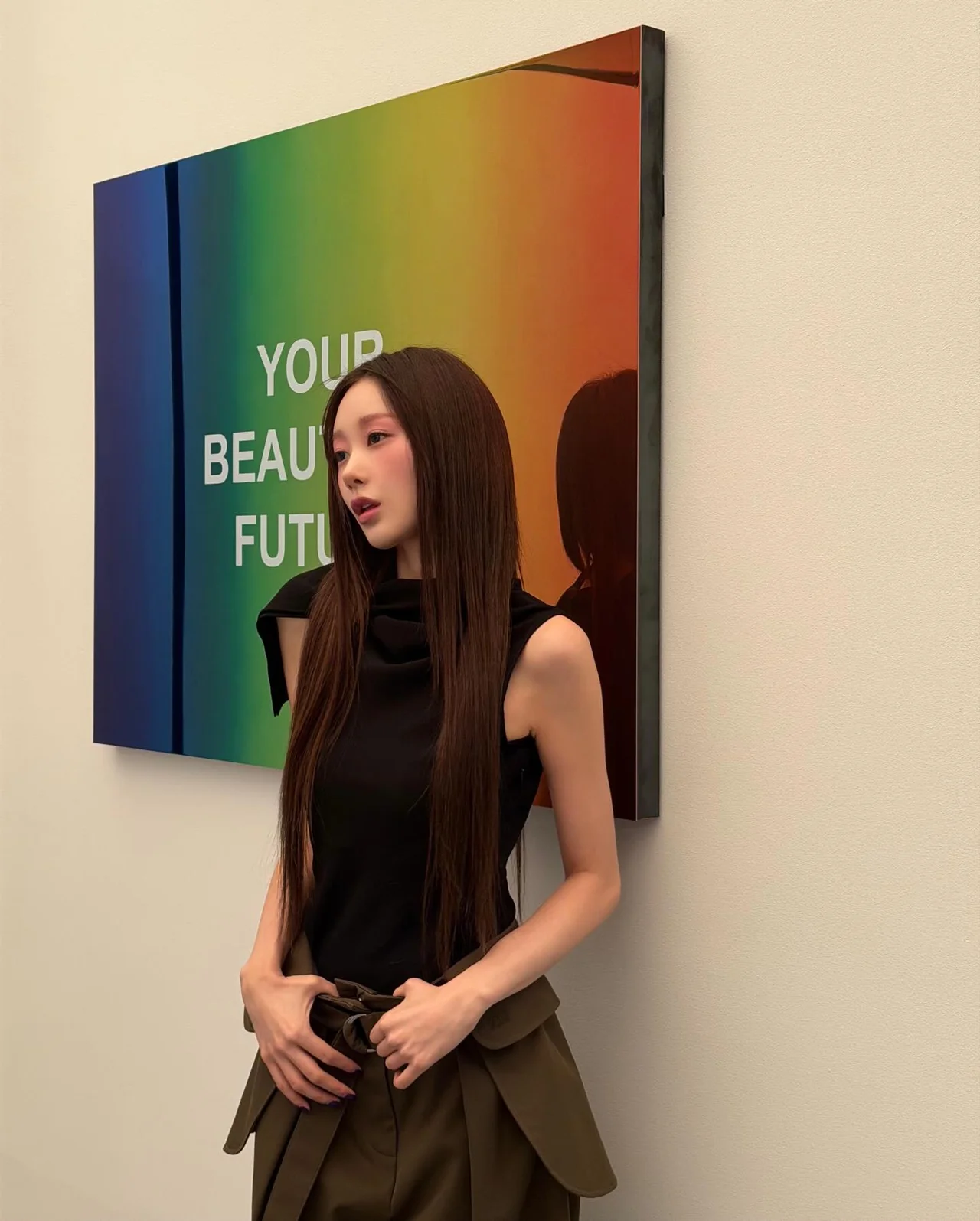 aespa・ジゼル、ブラックジャケット×ストレートヘアで魅せる洗練セクシー