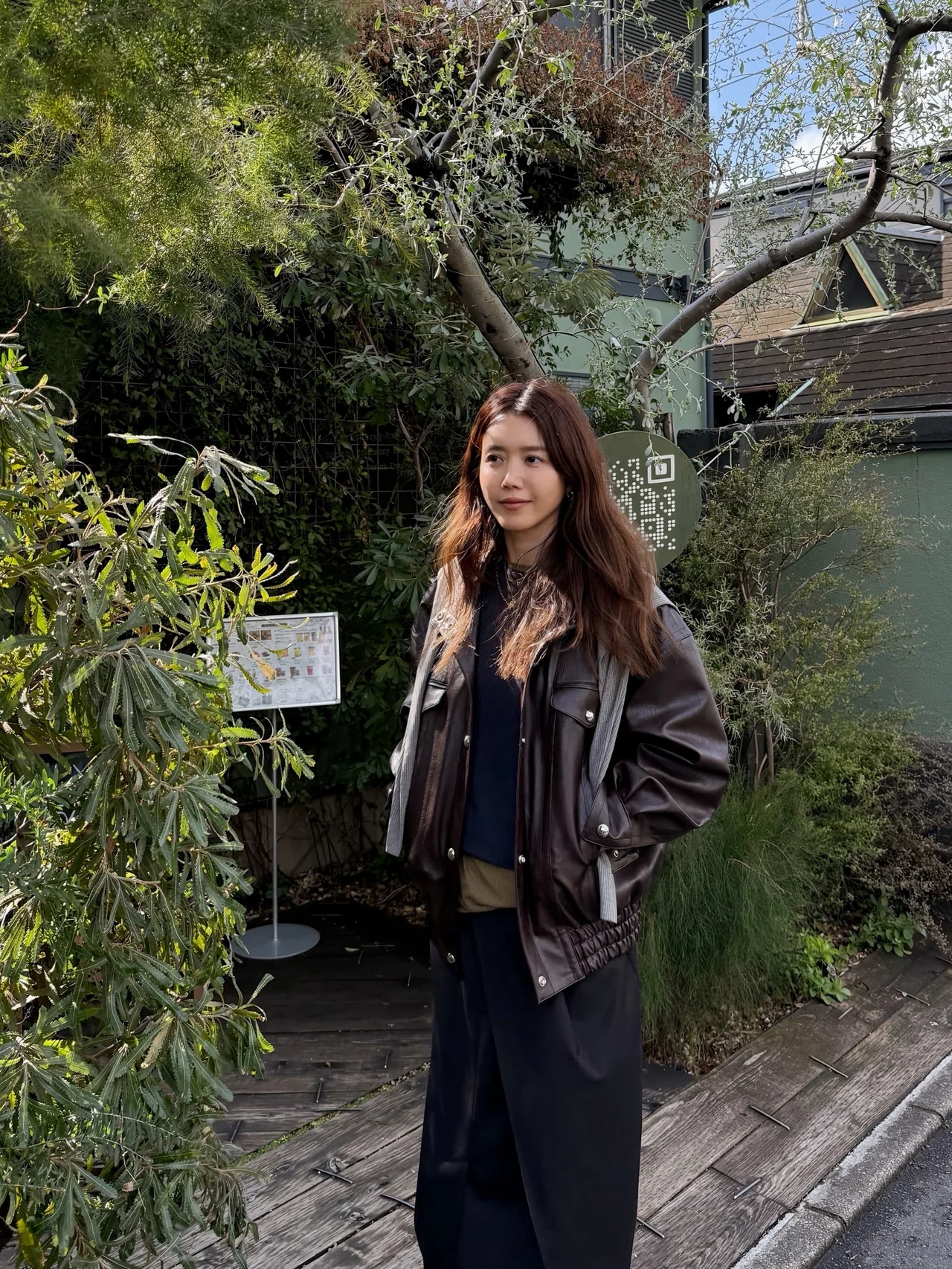 Gray scarf | Cozy texture that contrasts the jacket’s coolness / Photo: Chae Jeong-an on Instagram
