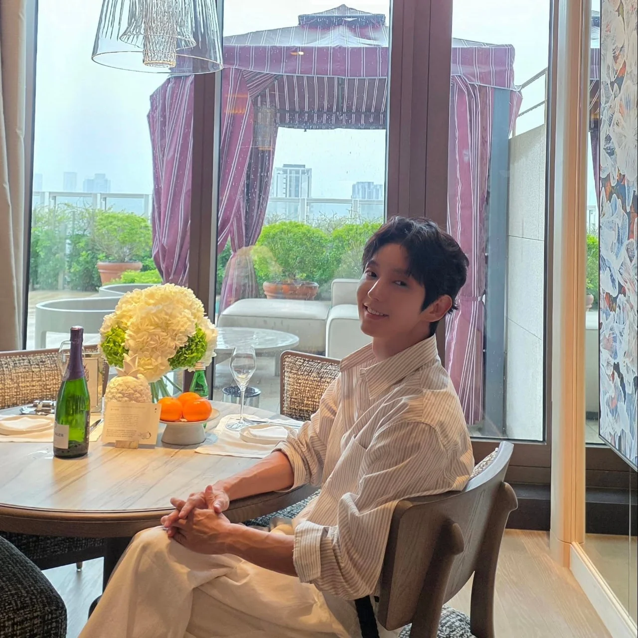 White pants | A high-end look neatly finished with a belt detail /Photo: Lee Joon-gi Instagram