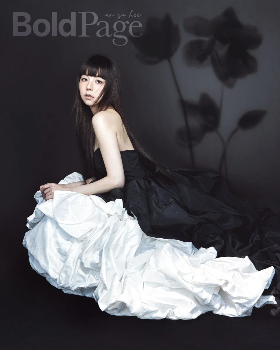 The dramatic contrast of a black top and a white ball skirt — Ahn So-hee in Antique Bloom / Photo: BoldPage