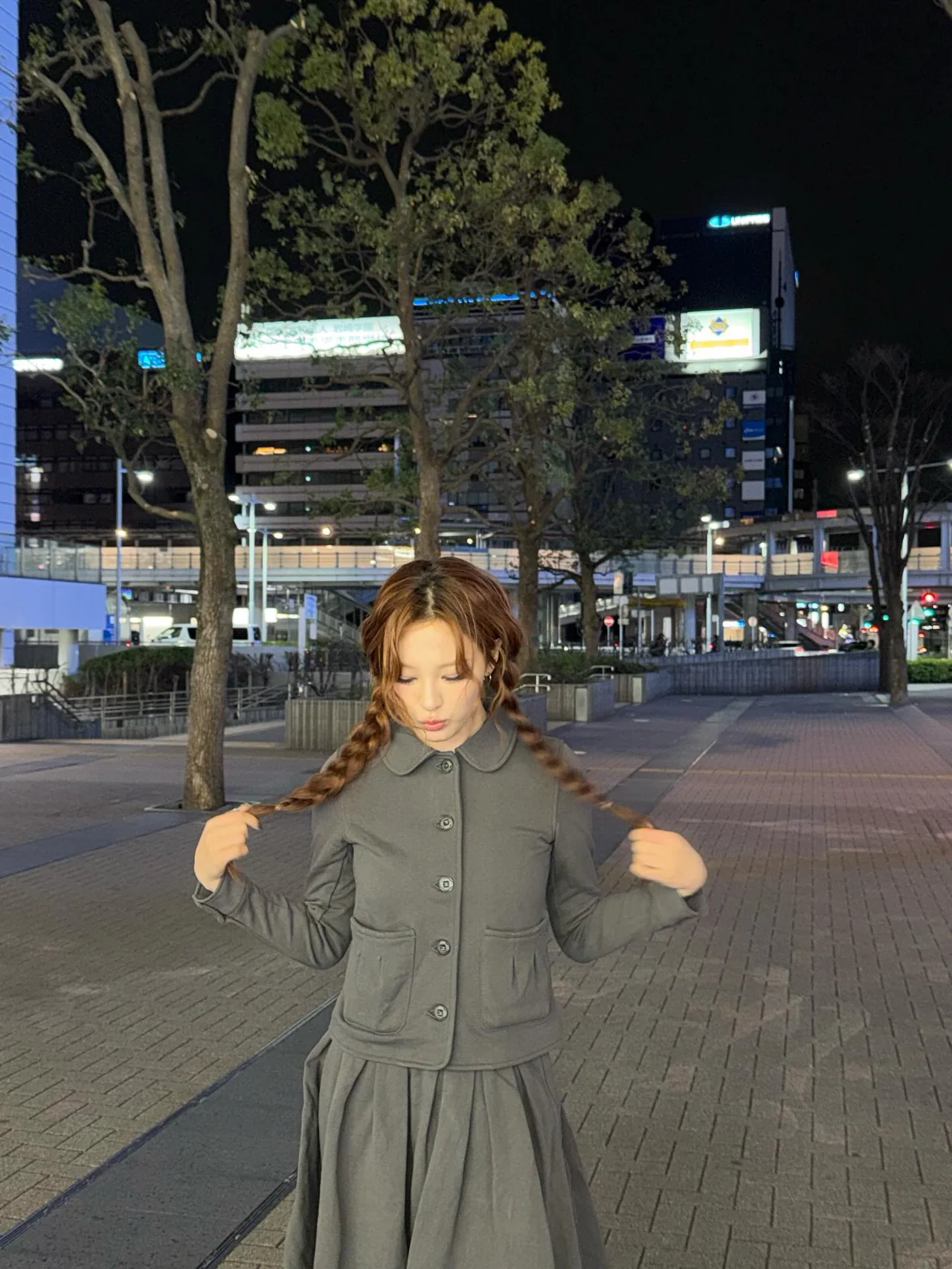 &nbsp;     Pleated skirt | The skirt, in the same material as the jacket, completes a cohesive set. / Photo: Moon Sua\'s Instagram