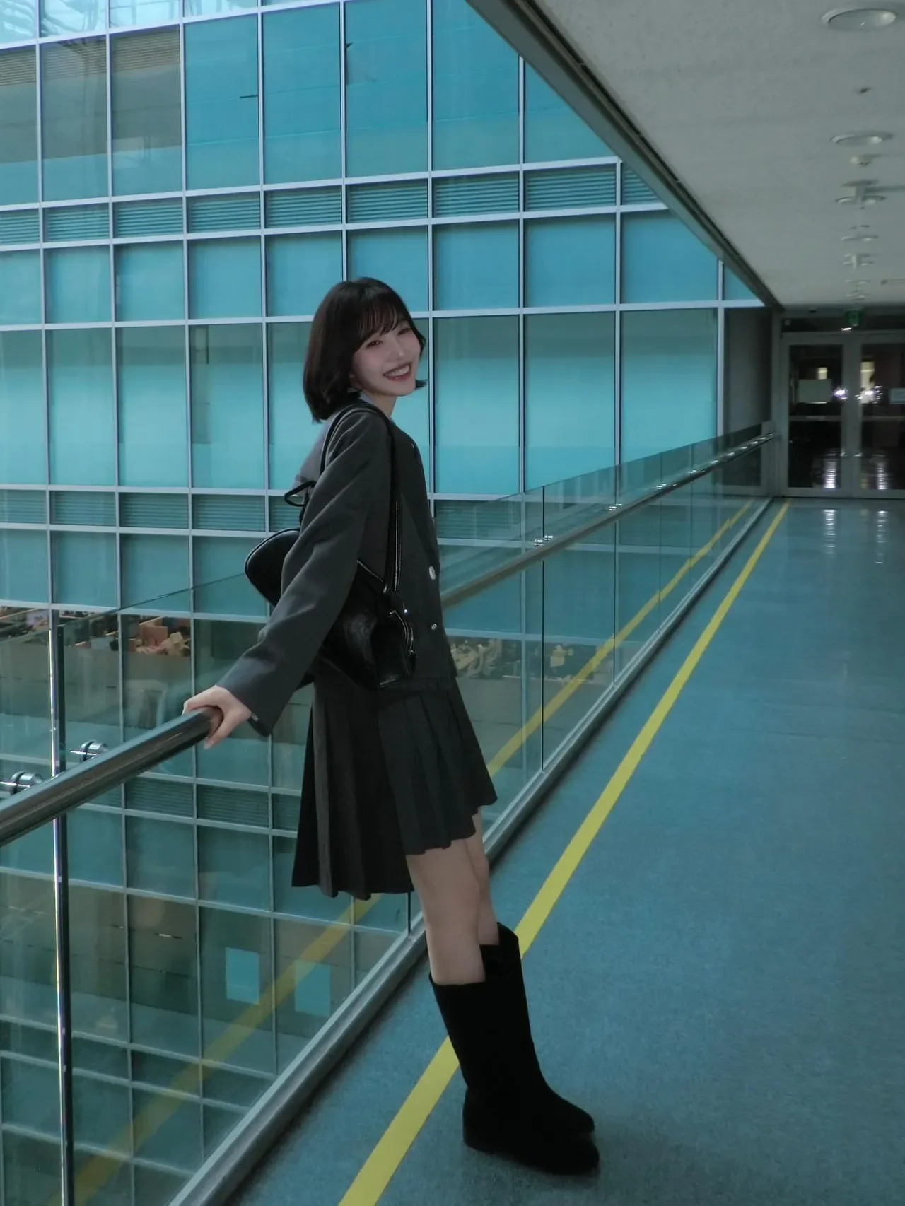 &nbsp;     Joy posted a rear-view shot of the full dark-gray blazer and pleated skirt look. /Photo=Joy Instagram
